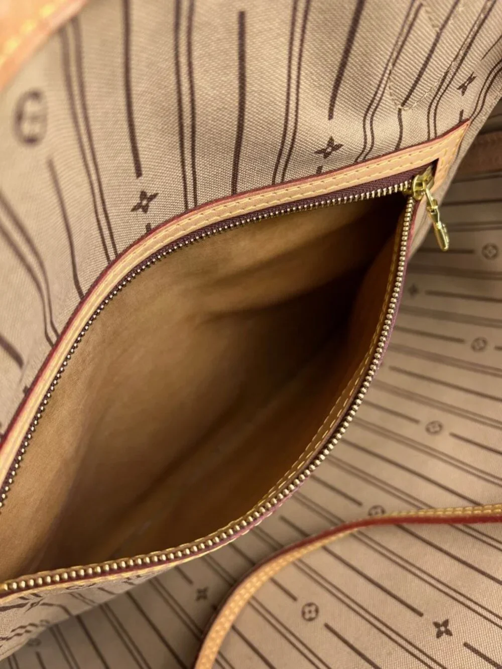Louis Vuitton Neverfull MM Monogram Canvas Tote Bag